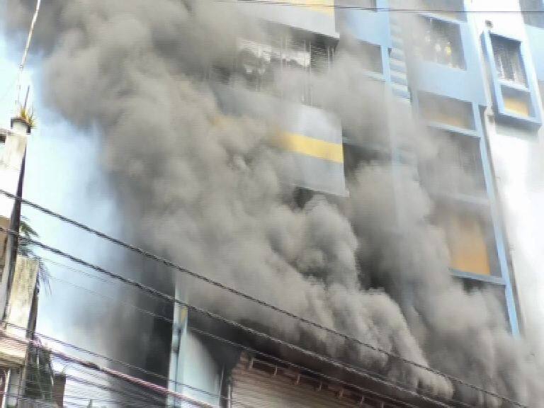 Fire at a building at Berhampore murshidabad বহরমপুরে রানিবাগানে বহুতলের দোতলায় গুদামে  বিধ্বংসী আগুন