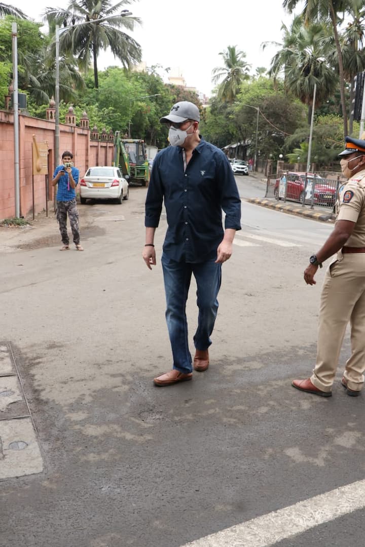 শেষকৃত্যে উপস্থিত ছিলেন ২০ জন।