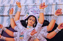 দুর্গা প্রতিমায় ২০ শতাংশ ডিসকাউন্ট দিচ্ছেন এই শিল্পী! পাওয়া গেল ক্রেতা