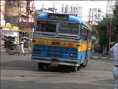 2 thousand more buses to run in Kolkata from tomorrow কাল রাস্তায় নামতে পারে ২ হাজার বাস, চলতি মাসেই ভাড়া বৃদ্ধির প্রস্তাব নিয়ে সিদ্ধান্তের সম্ভাবনা