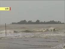 ভয়াবহ? ধেয়ে আসছে নিসর্গ, দেখুন এই মুহূর্তের ছবি