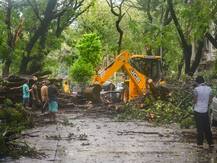 নিসর্গের তাণ্ডব: কয়েক ঘণ্টার ঝড়েই লন্ডভন্ড মহারাষ্ট্র