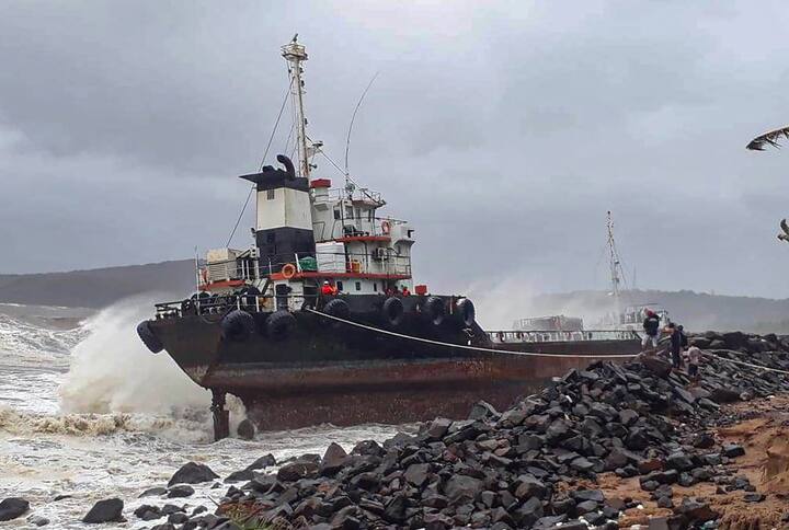 মহারাষ্ট্রের বিভিন্ন জায়গায় উপড়ে পড়েছে গাছ।  সে সব সরানোর জন্য জাতীয় বিপর্যয় মোকাবিলা বাহিনীর পাশাপাশি হাত লাগিয়েছেন পুরসভার কর্মীরা।  