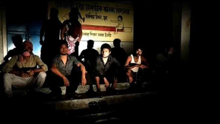Migrant Labourers spend night under open sky in Jalpaiguri নেই কোয়ারেন্টিন সেন্টার, জলপাইগুড়িতে খোলা আকাশের নীচে রাত কাটালেন ৭ পরিযায়ী শ্রমিক