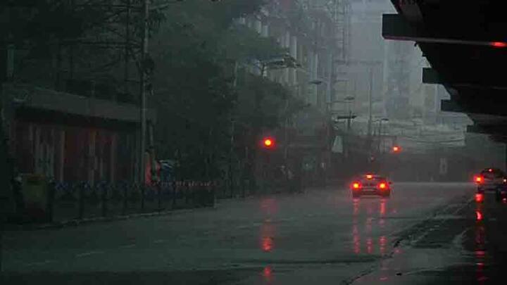বিভিন্ন জায়গায় জমে জল।