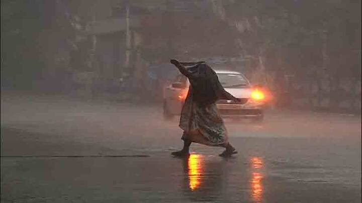 বিকেলেই কলকাতায় নেমে আসে আঁধার।