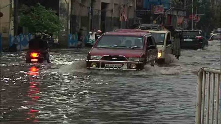 পার্ক স্ট্রিট সহ কলকাতার অনেক জায়গাতেই জল জমে যাওয়ায় সমস্যায় পড়েন গাড়ির চালকরা।