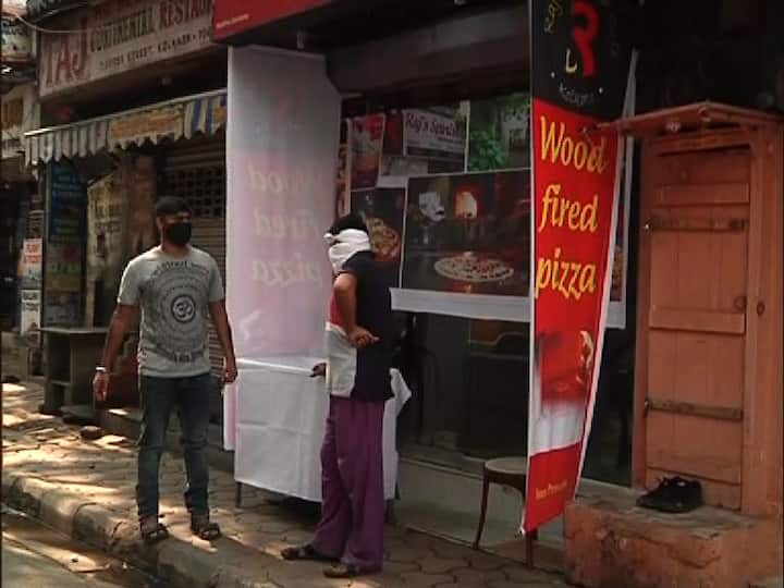 সদর স্ট্রিটে কোনও হোটেলই খোলেনি। এই হোটেলগুলিতে মূলতঃ বিদেশি পর্যটকরাই আসেন। আন্তর্জাতিক উড়ান চালু না হওয়ায়, আপাতত বন্ধই রয়েছে  সদর স্ট্রিটের হোটেলগুলি। কোনও কোনও হোটেলে চলছে মেরামতির কাজ। 