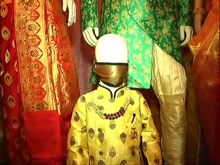 অনেকে বলছেন, এটাই তো নিউ নর্মাল! প্রতিবার পুজোয়, শাড়ির সঙ্গে যেমন মানানসই ব্লাউজ পিস কেনেন, ঠিক তেমনই এবার ম্যাচিং মাস্কও চাই। সালোয়ার কামিজ, ধুতি-পাঞ্জাবি থেকে ডেনিম - সবার সঙ্গেও এবার একই ফর্মুলা। বলছেন বস্ত্র ব্যবসায়ীরা।