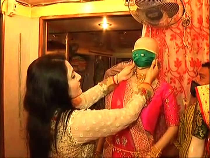 বাতানুকূল দোকান ছেড়ে বেরিয়ে আসুন এবার। দরদাম করে সস্তায় জামা-কাপড় কেনার জায়গা বলে সুখ্যাতি আছে গড়িয়াহাটেরও। সেখানকার ব্যবসায়ীরাও প্রস্তুতি নিচ্ছেন। পসরার সম্ভারের মধ্যে জায়গা করে নিচ্ছে, মাস্ক।