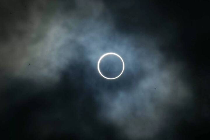 সূর্যগ্রহণের সময় অনেকেই জল খাওয়া থেকে বিরত থাকেন। অনেকেই বিশ্বাস করেন সূর্যগ্রহণের সময় অন্ন গ্রহণ করলে তা অশুভ হয়।