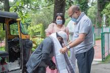 নিশুতি রাতে ৮ ঘণ্টার রাস্তা পেরিয়ে করোনা যুদ্ধে জয়ীকে বাড়ি পৌঁছে দিলেন মণিপুরের মহিলা অটোচালক