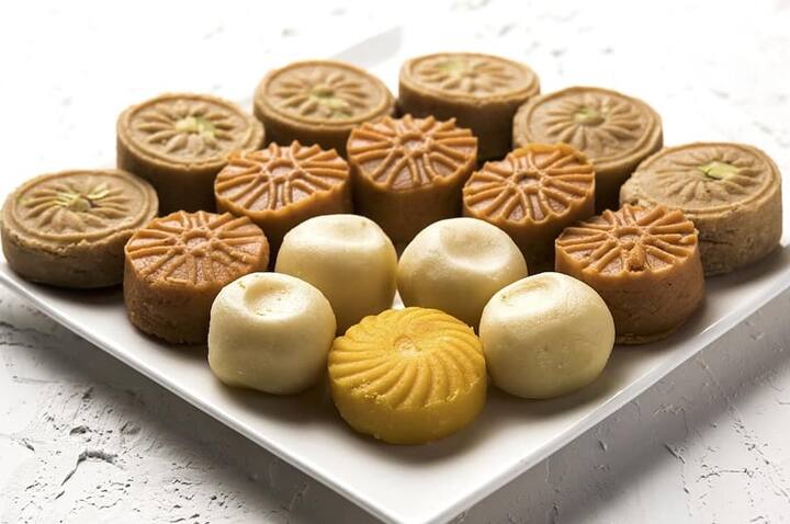 শেষ পাতে সন্দেশ, তার ওপর করোনার বাজারে যদি তা হয় ইমউনিটি বুস্টার, তাহলে তো আর কোনও কথাই নেই। বাঙালির রসনাতৃপ্তির সম্ভারে বলরাম মল্লিক ও রাধারমণ মল্লিক নিঃসন্দেহে একটি ঐতিহ্যবাহী প্রতিষ্ঠান। বাঙালির বারো মাসের তেরো পাবনে এই প্রতিষ্ঠান এক কথায় ওয়ান স্টপ ডেস্টিনেশন। এবার করোনা যুদ্ধে ‘প্রতিষেধক’ বানিয়ে কার্যত তাক লাগিয়ে দিল বলরাম মল্লিক ও রাধারমণ মল্লিক।   