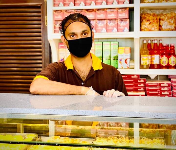 অতীতে বাঙালির হেশেলের যে সামগ্রী সর্দি, কাশির মতো অসুখে একেবারে প্রতিষেধকের কাজ করত, সেই তুলসী, হলুদ, পিপল, গোল মরিচকে সন্দেশে ফিরিয়ে আনল শতাব্দী প্রাচীন প্রতিষ্ঠান বলরাম মল্লিক ও রাধারমণ মল্লিক। 