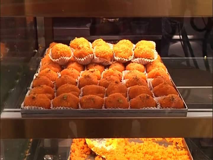 তিনি আরও বলেন, কোভিডের কোনও ওষুধ নেই। ভ্যাকসিনও আবিষ্কার হয়নি। সর্দি কাশি হলে আগে যে ঘরোয়া ওষুধে সারিয়ে ফেলা যেত, সন্দেশেও তাই ব্যবহার করা হয়েছে। 