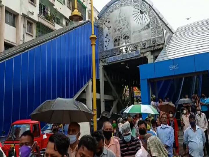 কিছুটা লাইন দেওয়ার পর, আবারও হচ্ছে চেকিং। সেখানে জমা রাখা হচ্ছে মোবাইল সহ যাবতীয় জিনিস।