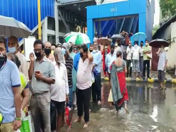 লাইন শুরু হওয়ার আগেই হচ্ছে দর্শনার্থীদের থার্মাল স্ক্রিনিং। পাশ করলে, তবেই দিতে হচ্ছে লাইন।