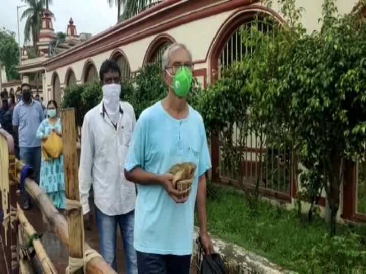 করোনা বিধি মেনে নির্দিষ্ট দূরত্বে কেটে দেওয়া হয়েছে নীল গণ্ডি। তার মধ্যেই দাঁড়াতে হবে ভক্তদের। 