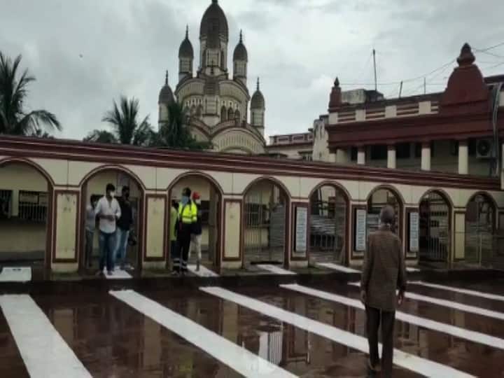মন্দিরের মূল প্রাঙ্গনে একসঙ্গে ১০ জনের বেশি প্রবেশ করতে পারছেন না। অর্পণ করা যাবে না ফুল। দেওয়া হবে না চরণামৃত।