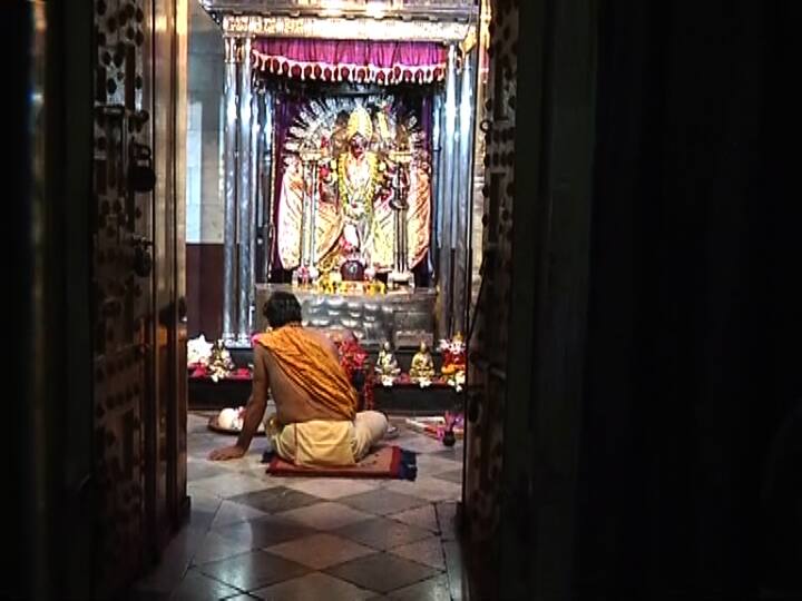 মন্দির বন্ধ হয়ে যাবার ২০ মিনিটের মধ্যে সিংহদ্বার বন্ধ হয়ে যাবে। মন্দির প্রাঙ্গণে কোথাও বসা বা জমায়েত করা যাবে না। 
