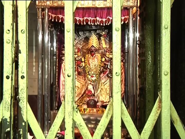 গর্ভগৃহে প্রবেশ করা যাবে না। পুরোহিত ও নিরাপত্তাকর্মীরাও পরে আছেন সুরক্ষা-পোশাক।