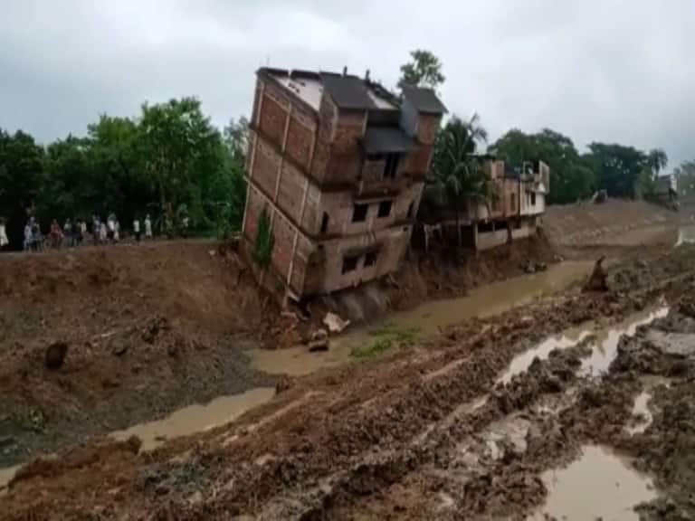 4 storied building demolished suddenly at dashpur in Midnapur EXCLUSIVE: ঠিক যেন তাসের ঘর! দাসপুরে খাল সংস্কারের সময় হুড়মুড়িয়ে ভেঙে পড়ল চারতলা বাড়ি