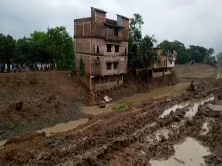 নিশ্চিন্তিপুর এলাকায় শিলাবতী নদীর গোমরাই খাল সংস্কারের কাজ চলছিল।