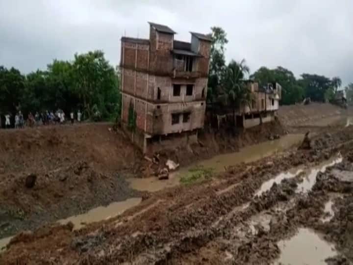 হঠাতই বাড়িটি হেলতে শুরু করে।