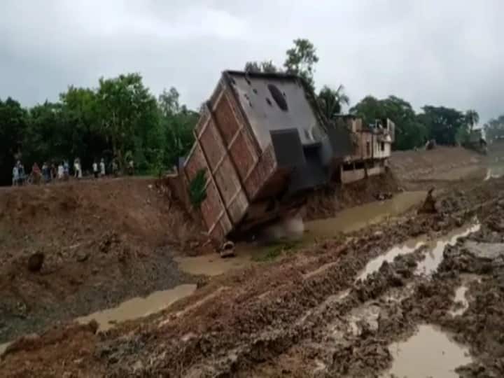 সরিয়ে নেওয়া হয় বাসিন্দাদের। আজ সকালে বাড়িটি প্রথমে হেলতে শুরু করে।