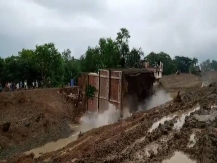 সকাল সাড়ে ৮টা নাগাদ হুড়মুড়িয়ে ভেঙে পড়ে গোটা বাড়ি। 