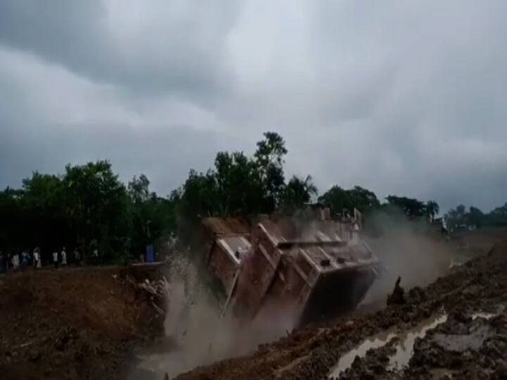 স্থানীয়দের দাবি, খাল সংস্কারের কাজ ঠিকমতো না হওয়াতেই এই বিপত্তি। 