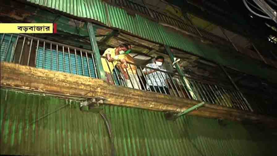 ছাদে খেলা অপছন্দ,২ শিশুকে ছুঁড়ে ফেলল প্রৌঢ়, নীচে পড়ে মৃত্যু একজনের, তারে জড়িয়ে রক্ষা অন্য শিশুর Burrabazar: Man throws two child from terrace, one died ছাদে খেলা অপছন্দ,২ শিশুকে ছুঁড়ে ফেলল প্রৌঢ়, নীচে পড়ে মৃত্যু একজনের, তারে জড়িয়ে রক্ষা অন্য শিশুর