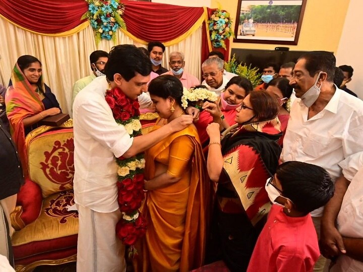 Kerala CMs Daughter Veena Ties Knot With CPI-M Youth Leader Mohammed Riyas অনাড়ম্বর বিয়ে বিজয়নের মেয়ে বীণা, সিপিএমের যুব সংগঠনের সভাপতি রিয়াসের