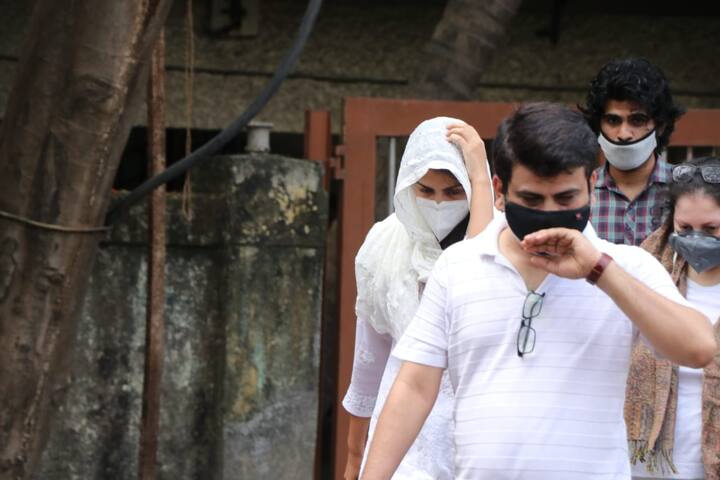 পটনা থেকে পরিবারের লোকজন পৌঁছন মুম্বইয়ে। (ছবি-মানব মঙ্গলানি)