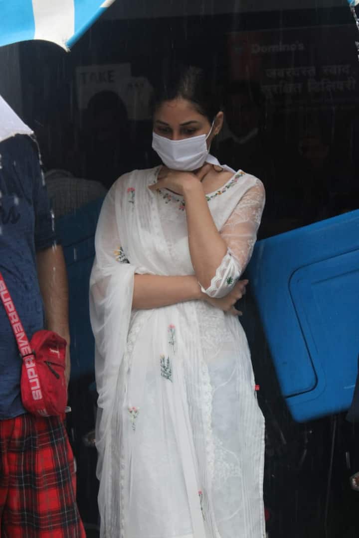 পটনা থেকে প্রয়াত অভিনেতার পরিবারের মুম্বইতে এসে পৌঁছনোর অপেক্ষা করা হচ্ছিল। পরিবারের সদস্যরা পৌঁছনোর পরই শেষযাত্রা শুরু হয়। (ছবি-মানব মঙ্গলানি)