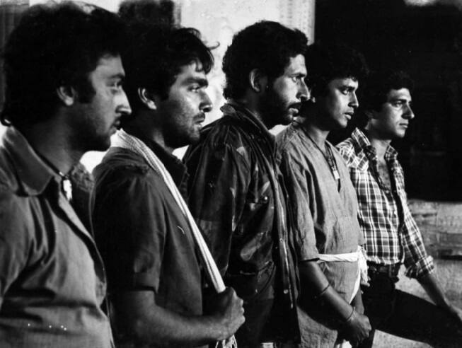 মিঠুনের কেরিয়ারে আরেকটি উজ্জ্বল ছবি 'হাম পাঁচ'। ১৯৮০ সালে এই ছবির প্রোডিউসর ছিলেন বনি কপূর। ছবিটির গল্প মহাভারতের সঙ্গে বেশ কিছুটা মেলে। এই ছবি পাঁচ ভাইয়ের গল্প বলে, যারা সমাজের কয়েকজন দুর্বৃত্তের সঙ্গে লড়াই করে।
