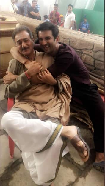 সিনেদুনিয়ায় কেউ কারও নয়, কিন্তু আত্মহত্যাও সমাধান নয়, সুশান্তের মৃত্যুতে বললেন এই অভিনেতা Sushant Singh Rajput death: Bollywood is a very lonely place, says his Kedarnath co-star Nitish Bharadwaj সিনেদুনিয়ায় কেউ কারও নয়, কিন্তু আত্মহত্যাও সমাধান নয়, সুশান্তের মৃত্যুতে বললেন এই অভিনেতা