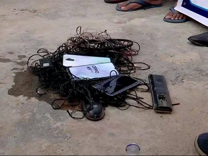 গুজরাতে মোবাইল-সহ চিনে তৈরি অন্যান্য বৈদ্যুতিন সরঞ্জাম বয়কটের ডাক দেওয়া হল। পোড়ানো হল বিভিন্ন চিনা মোবাইল-চার্জারও।