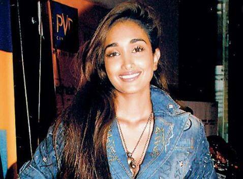 রাবিয়া আরও বলেন, ''ক্ষমতা ও অর্থের অপব্যবহার করে যদি কোনও মৃত্যুর ঘটনাকে এইভাবে চাপা দেওয়ার চেষ্টা করা হয়, তাহলে আমরা সাধারণ মানুষরা কোথায় যাব। কার কাছে যাব? আমি শুধু একটাই কথা বলতে চাই, আপনার উঠে দাঁড়ান, লড়াই করুন, দরকারের রাস্তায় নেমে প্রতিবাদ জানান, বলিউডের এমন বিষাক্ত ব্যবহার এবার শেষ হয় উচিত।''