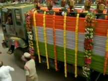 ছবিতে দেখুন: শহিদ কর্নেল সন্তোষবাবুকে শ্রদ্ধা একরত্তি মেয়ের, চোখের জলে বীর সেনানীদের শেষ বিদায়