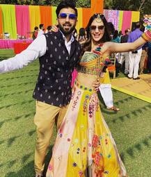 প্রথম বিবাহবার্ষিকীতে স্বামীর সঙ্গে ছবি শেয়ার করে রোমান্টিক বার্তা নুসরতের