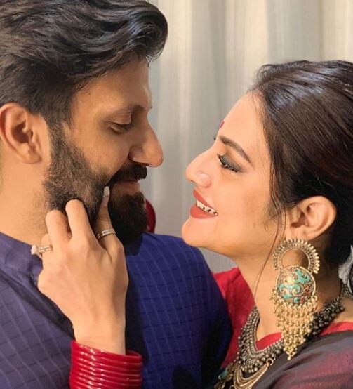 ছবির ক্যাপশনেও ঝরে পড়েছে স্বামীর প্রতি তাঁর প্রেমের অভিব্যক্তি। তিনি লিখেছেন, তুমি আজও আমার, কালও। আমি তোমাকে এভাবেই ভালোবাসব। 
