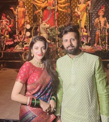 নিখিল উদ্যোগপতি এবং তাঁর বস্ত্র ব্যবসা রয়েছে।