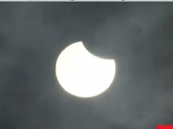 আকাশ মেঘলা থাকায় নয়ডায় স্পষ্ট দেখা যায়নি সূর্যগ্রহণ।
