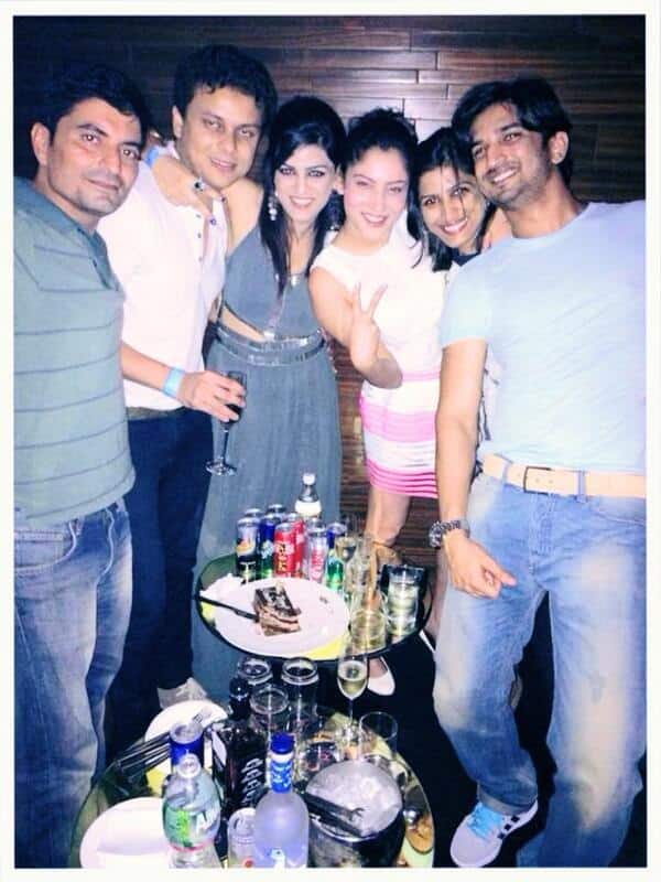 সুশান্ত, শ্বেতা ও অঙ্কিতাকে একসঙ্গে পার্টি করতেও দেখা গিয়েছে। (সব ছবি ট্যুইটারে পাওয়া)