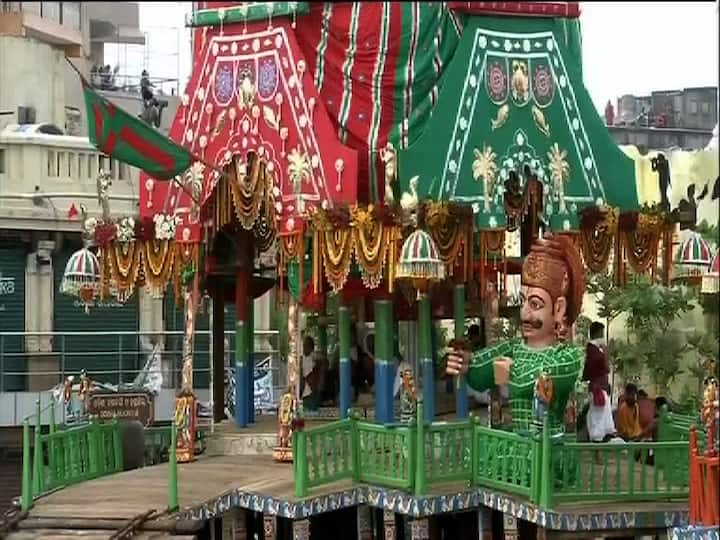 চিরাচরিত রীতি মেনে, বিশেষ ধরনের কাঠ দিয়ে তৈরি তিনটি রথ- জগন্নাথদেবের নন্দীঘোষ, বলভদ্রের তালধ্ব‍জ এবং সুভদ্রার রথ দর্পদলন৷ 