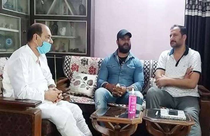 পটনায় আয়োজিত এই প্রার্থনা সভায় বিহারের উপমুখ্যমন্ত্রী সুশীল কুমার মোদি সহ স্থানীয় নেতৃবৃন্দ সহ খেসারি লাল যাদব, অক্ষরা সিংহ সহ ভোজপুরী সিনেমার শিল্পীরা উপস্থিত ছিলেন।