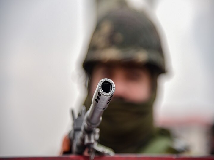 2 militants, 1 CRPF jawan killed in Pulwama encounter পুলওয়ামায় ফের সংঘর্ষ, নিরাপত্তা বাহিনীর সঙ্গে গুলি বিনিময়ে খতম ২ জঙ্গি, শহিদ ১ সিআরপি জওয়ান