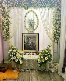 পটনার বাড়িতে স্মরণসভা, সাদা মালায় সাজানো সুশান্তের ছবি ভাইরাল