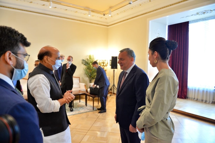 With Rajnath Singh In Moscow, India Pushes Russia To Speed Up Defence Contracts নির্ধারিত সময়ের আগে এস-৪০০ ক্ষেপণাস্ত্র পেতে রাশিয়ায় জোর তদবির রাজনাথের
